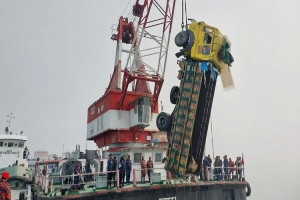 ডুবে যাওয়া ফেরি থেকে আরেকটি ট্রাক উদ্ধার