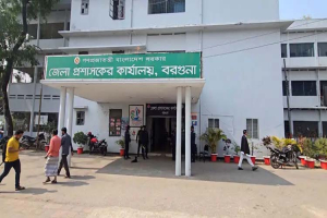 জেলা প্রশাসকের কক্ষে ঢুকে হা ম লা