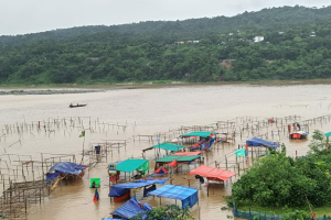 পাহাড়ি ঢলে বি*পর্যস্ত  জাফলংএর পর্যটন ব্যবসায়ীরা