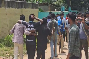 চবি শিক্ষার্থীদের সঙ্গে স্থানীয়দের ফের সং ঘ র্ষ, প্রক্টরসহ আ হ ত কয়েকজন