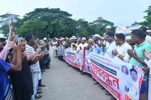 আজিজ হ*ত্যার প্রতিবাদে বিশ্বনাথে মান*ববন্ধন, জড়িতদের ফাঁ*সির দাবি আজিজ হ*ত্যার প্রতিবাদে বিশ্বনাথে মান*ববন্ধন, জড়িতদের ফাঁ*সির দাবি