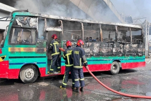 সোয়া ২ ঘণ্টার ব্যবধানে রাজধানীর গুলিস্তানে ফের বাসে আগুন