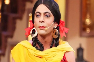 ‘নারীদের পোশাক পরে অভিনেতাদের কোলে বসে পড়েন, অশ্লীল কৌতুক’