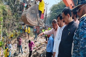 দীর্ঘদিনের আবর্জনা ১০ মিনিটে পরিষ্কার!