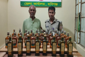 হবিগঞ্জে বাবা-ছেলের ম*দের ব্যবসা, আ*টক ১