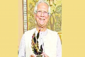 হিলারি ক্লিনটনের হাত থেকে মর্যাদাপূর্ণ পুরস্কার নিলেন ড. ইউনূস হিলারি ক্লিনটনের হাত থেকে মর্যাদাপূর্ণ পুরস্কার নিলেন ড. ইউনূস