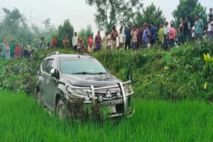 বৃদ্ধ পথচারীকে বাঁচাতে গিয়ে দু*র্ঘ টনায় প্রতিমন্ত্রী আব্দুল বারীর গাড়ি বৃদ্ধ পথচারীকে বাঁচাতে গিয়ে দু*র্ঘ টনায় প্রতিমন্ত্রী আব্দুল বারীর গাড়ি