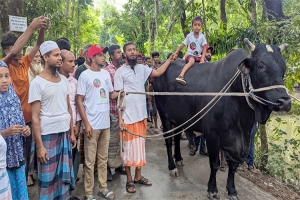 দেশনেত্রী আমার উপহার গ্রহণ করেছেন, আবার আমাকেও দিয়েছেন