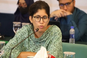 ফেসবুকে এক স্ট্যাটাসে পুরস্কার প্র ত্যা খ্যা ন করেন উমামা ফাতেমা