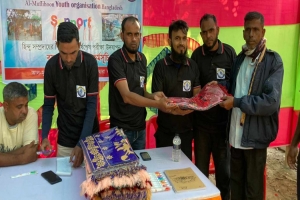 জগন্নাথপুরে হি ন্দু শিক্ষার্থীদের মধ্যে শিক্ষা উপকরণ বিতরণ