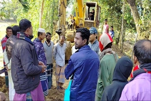 বালু নয়, মাটি দিয়েই চলছে দোয়ারাবাজারের ফসল রক্ষা বাঁধের কাজ