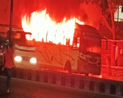এবার যাত্রীবাহী বাসে আগুন