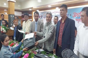 ৮০ জন মেধাবী শিক্ষার্থীদের  শিক্ষা উপকরণ বিতরণ