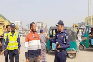 যা*নজট নিরসনে শায়েস্তাগঞ্জ নতুন ব্রীজে হাইওয়ে থানা পু*লিশের অ*ভিযান 