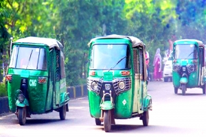 ধ র্ষ ণ থেকে বাঁচতে চলন্ত গাড়ি থেকে কিশোরীর লা*ফ : গ্রে ফ তা র ২