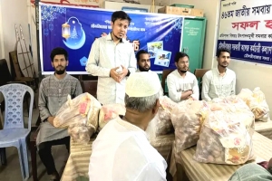 মৌলভীবাজার সরকারি কলেজ ক র্ম চা রী দে র মধ্যে শি বি রে র ঈদ সামগ্রী বিতরণ