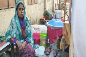 ২৫ বছর ধরে পিঠা বিক্রি করে সংসার চালাচ্ছেন মনরা বেগম 