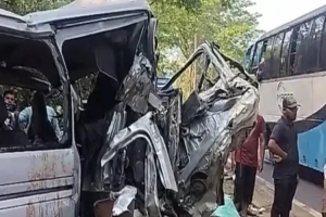 চট্টগ্রামে বাস ও মাইক্রোবাসের মুখোমুখি সং ঘ র্ষ, নি হ ত ৭ 