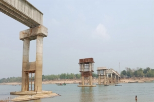 থমকে আছে স্বপ্নের সেতুর কাজ