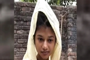বাবার মৃ ত্যু দে হ বাড়িতে রেখে এসএসসি পরীক্ষাকেন্দ্রে মেয়ে