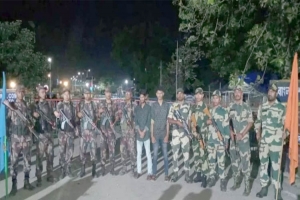 লালমনিরহাটের সী মা ন্ত থেকে  ধরে নেওয়া ২ জনকে ফেরত দিয়েছে  (বিএসএফ) 