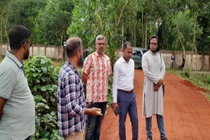 মৌলভীবাজারের মুন্সীবাজার সড়ক মেরামতে ইটের গুড়া