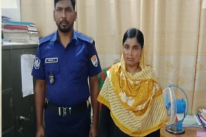 রেলস্টেশনে বসুন্ধরা টিস্যুর প্যাকেটে ৪০০ ই য়া বা, নারী গ্রে প্তা র