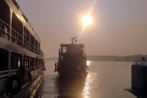 বরিশাল নদী বন্দরে লঞ্চ চলাচল বন্ধ ঘোষণা