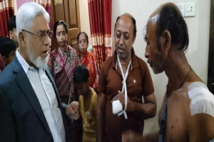 ডাকা*তদের হাম*লায় আহ*তদের পাশে সাবেক উপজেলা চেয়ারম্যান আলহাজ্ব শাহজাহান