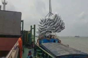 চালের বাজার স্থিতিশীল রাখতে মোংলায় এলো ১৬ হাজার টন আমদানি চাল