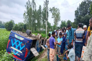 নি য় ন্ত্র ণ হারিয়ে বাস খা*দে, ঘটনাস্থলেই মৃ ত্যু যাত্রীর