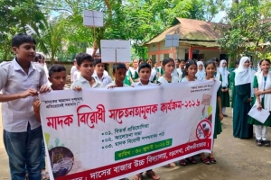 বড়লেখায় মা/দকবি/রোধী শপথ ও বিতর্ক প্রতিযোগিতা