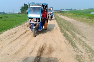 আজমিরীগঞ্জ-পাহারপুর সড়কের ছয় কিলোমিটারে জনদুর্ভোগ চরমে