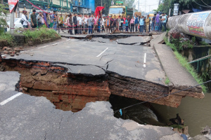 রাতভর বৃষ্টিতে ব্রিজ ভেঙে যান চলাচলে স্থবিরতা