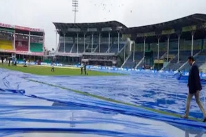 বৃষ্টির কারণে খেলা শুরু হতে দেরি