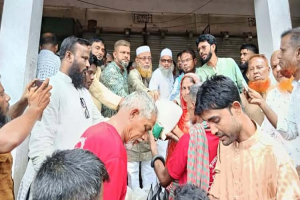 তামাবিল স্থল বন্দরে শ্রমিকদের মাঝে প্রবাসী কল্যাণ মন্ত্রীর ১৫ টন চাল বিতরণ