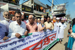 কুলাউড়ায় এমপিওভুক্ত শিক্ষক-কর্মচারীদের বিশাল মানববন্ধন
