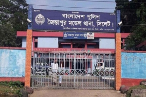 জৈন্তাপুরে লরি থেকে পড়ে এস্কেভেটরের নিচে চা/পা পড়ে চালকের মৃ/ত্যু