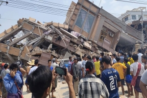 ধ্বংসস্তূ*পের নিচে থাকারা কাঁদছেন, খালি হাতেই চলছে বাঁচানোর চেষ্টা