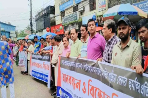 মন্দির গুঁড়ি'য়ে দেওয়ার হু'মকির প্র'তিবাদে সুনামগঞ্জে মানববন্ধন