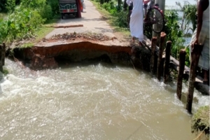 মঠবাড়িয়ায় সড়ক ভে*ঙে ৪ দিন যান চলাচল বন্ধ, সং ক টে শ্রমজীবী ও শিক্ষার্থীরা মঠবাড়িয়ায় সড়ক ভে*ঙে ৪ দিন যান চলাচল বন্ধ, সং ক টে শ্রমজীবী ও শিক্ষার্থীরা