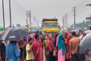 হবিগঞ্জে শ্রমিকদের সড়ক অ ব রো ধ