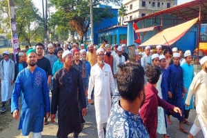ষোলঘর মাঠে মেলা বন্ধের দাবিতে বাদ জুম্মা মুসল্লিদের বি ক্ষো ভ
