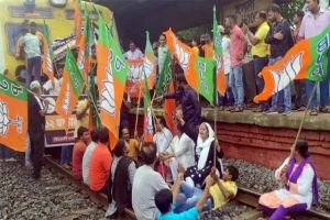 পশ্চিমবঙ্গে রেল অবরোধ, বিজেপি-তৃণমূল সমর্থকদের সং ঘ র্ষ