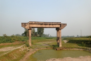 ২৫ বছর ধরে একাই দাঁড়িয়ে সেতুটি