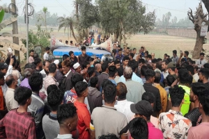 বাহুবলে মাছির বি রু দ্ধে মা ন ব ব ন্ধ ন, মহাসড়ক অ ব রো ধ 