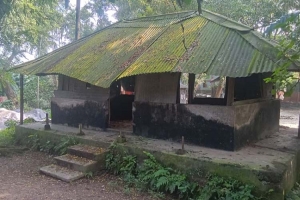 জী র্ণ অবস্থায় ডাকঘরের কার্যক্রম চলছে পোস্ট মাস্টারের বাড়িতে