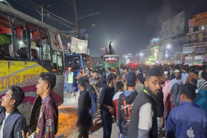 হাফ ভাড়া নিয়ে শ্রমিক-শিক্ষার্থীদের সং ঘ র্ষ, আ হ ত অন্তত ২০