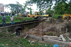 পাঠানপাড়ায় সরকারি ভূমিতে দেয়াল নির্মাণের চেষ্টা : বন্ধ করল পুলিশ পাঠানপাড়ায় সরকারি ভূমিতে দেয়াল নির্মাণের চেষ্টা : বন্ধ করল পুলিশ