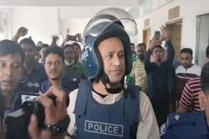 এজলাস থেকে নেমে কান্নায় ভে ঙে পড়েন ব্যারিস্টার সুমন